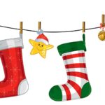 Festliche Weihnachtsdekoration mit rot-weiß gestreiften Nikolausstiefeln, goldenen Glöckchen und Stern mit Weihnachtsmütze an einer Leine aufgehängt