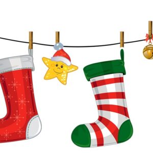 Festliche Weihnachtsdekoration mit rot-weiß gestreiften Nikolausstiefeln, goldenen Glöckchen und Stern mit Weihnachtsmütze an einer Leine aufgehängt