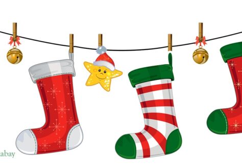 Festliche Weihnachtsdekoration mit rot-weiß gestreiften Nikolausstiefeln, goldenen Glöckchen und Stern mit Weihnachtsmütze an einer Leine aufgehängt